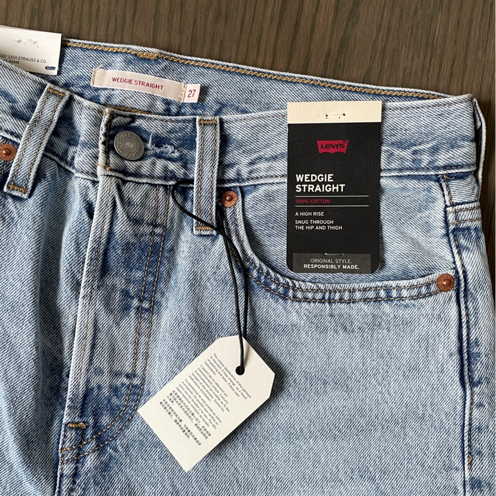 Levi’s | NWT Wedgie straight 27x28 light wash